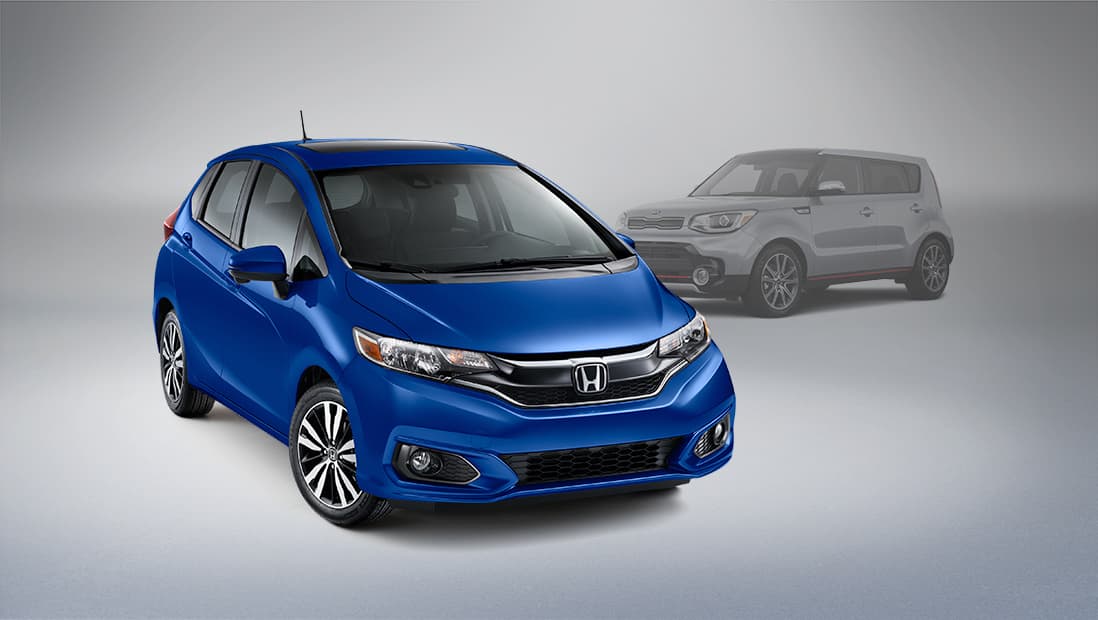 Vista frontal desde el lado del pasajero del Honda Fit 2020 en Aegean Blue Metallic.